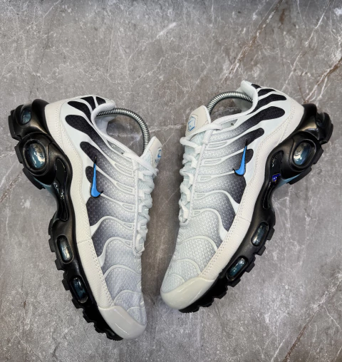 Tênis Air Max Plus (Azul/Preto/Branco)