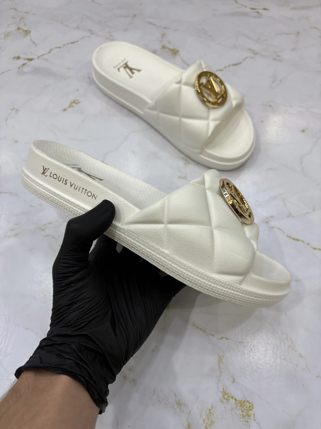 Chinelo LV Gold White