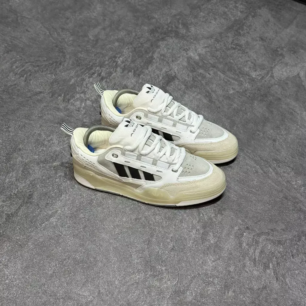 Adi2000 “ branco e bege”
